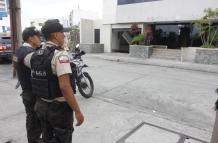 2 sujetos en moto lanzan un artefacto explosivo en la entrada del garaje de un edificio de Kennedy Norte.