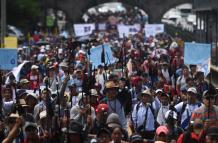 Guatemaltecos exigen renuncia de fiscal general