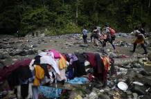 Migrantes caminan por trochas en su rumbo hacia los Estados Unidos, el 14 de septiembre de 2023, en el Darién (Panamá).