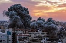 El humo se eleva después de que aviones de combate israelíes atacaran la torre Palestina en la ciudad de Gaza