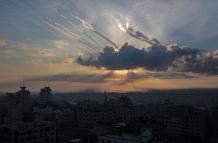 Las Brigadas de Al Qasam, el brazo armado de Hamás,lanzan cohetes desde la franja costera de Gaza hacia Israel.