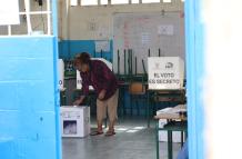 Ciudadanos asisten a votar en la segunda vuelta de las elecciones presidenciales hoy. (Ecuador)