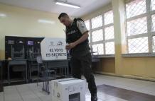 Comandante del Distrito Manuela Sáenz, Patricio Vargas ejerció su derecho al voto en la Unidad Educativa Sucre