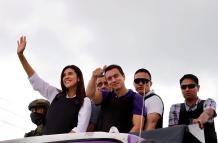 La asambleísta electa Valentina Centeno acompañando del presidente electo Daniel Noboa durante un recorrido de campaña.