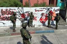 Miembros de las Fuerzas Armadas borraron murales donde se había colocado insignias de esta banda.