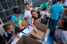 Ciudadanos asisten a votar faltando poco tiempo para el cierre de las mesas, hoy, en las elecciones primarias de la oposición, en Caracas (Venezuela).