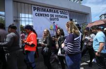 Ciudadanos venezolanos en Ecuador fueron registrados este domingo, 22 de octubre, al hacer fila para ejercer su derecho al voto en las elecciones primarias de la oposición, en Quito (Ecuador).