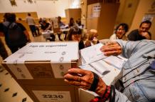 Ciudadanos argentinos fueron registrados este domingo, 22 de octubre, al votar en las elecciones generales de su país, en Buenos Aires (Argentina).