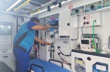 Personal paramédico de una de las nuevas ambulancias revisa los equipos del vehículo