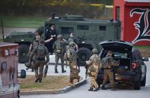 Fuerzas de seguridad buscan al sospechoso de un masivo tiroteo en Lisbon, Maine, este 26 de octubre de 2023.