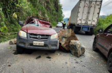 Una piedra cayó sobre un vehículo