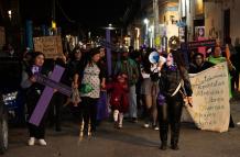 Feministas marchan disfrazadas para denunciar feminicidios en el sureste de México