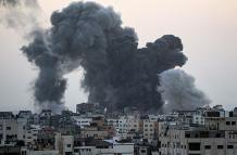 El humo se eleva tras los ataques israelíes en el barrio de Tal Al Hawa en la ciudad de Gaza, 4 de noviembre de 2023.