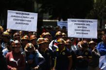 Mineros marchan contra las restricciones a la explotación de oro en áreas protegidas en Bolivia
