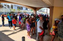 Reabren los primeros cuatro supermercados en Acapulco tras el huracán Otis en México