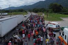 Migrantes bloquean una aduana en el sur de México para presionar por permisos de tránsito
