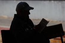Hombre lee un libro