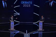 Los candidatos a la Presidencia argentina, el oficialista Sergio Massa (der.) y el libertario Javier Milei, participan en un debate presidencial