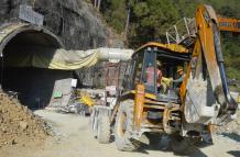 Maquinaria pesada y tuberías para rescatar a 40 personas atrapadas en un túnel en la India