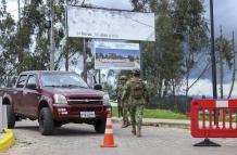Militares ecuatorianos de la IV División del Ejército Amazonas y del batallón de Infantería Mayor Galo Molina, realizan patrullaje en la zona fronteriza con Colombia, en una fotografía de archivo.