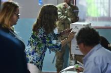 Una mujer vota hoy, en un centro de votaciones en Buenos Aires (Argentina). Sergio Massa y Javier Milei son los dos candidatos del balotaje argentino y al final de la jornada uno de ellos será elegido como el futuro presidente del país.
