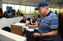 Un argentino vota en la segunda vuelta de las elecciones presidenciales hoy