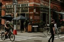 Nueva York le pone mil pegas a las terrazas de los restaurantes