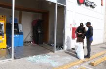 El cajero automático fue atacado con explosivos.