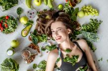 mujer con frutas y vegetales