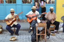 Músicos callejeros en Cuba