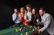 En una partida de póker, los jugadores deben sopesar los riesgos y las recompensas de cada decisión que toman