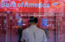 Un hombre saca dinero de un cajero automático en una sucursal del Bank of America en Times Square, Nueva York, en una fotografía de archivo.