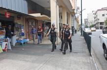Policías caminando en el centro de Guayaquil