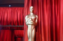 Fotografía de archivo de una estatua del galardón de los Premios Óscar.
