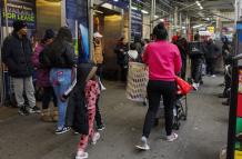 Familias de migrantes dejan sus albergues en Nueva York en medio una tormenta invernal