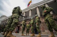Soldados ecuatorianos patrullan en los alrededores del Palacio de Carondelet, en Quito (Ecuador), este 9 de enero de 2024.