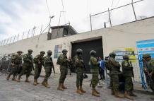 Soldados ecuatorianos se aprestan a ingresar a la cárcel del Inca tras un amotinamiento de presos, en Quito (Ecuador)