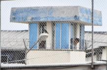 Militares y policías permanecen en los exteriores de la cárcel de Machala.