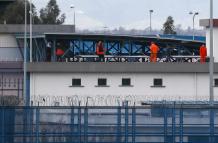 Reclusos permanecen en el techo del Centro de Rehabilitación Social Sierra Centro Norte Cotopaxi, hoy, en Latacunga (Ecuador).