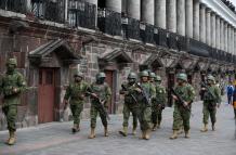 Desde la escalada de violencia en el país, militares y policías recorren las calles de Ecuador.