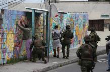 Una compañía de soldados ecuatorianos requisa a pobladores hoy, en el barrio Comité del Pueblo Zona Once en Quito (Ecuador).