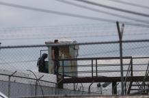 Agentes del servicio penitenciario vigilan desde una garita, en una fotografía de archivo.