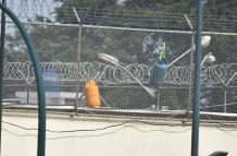 Los privados de libertad colocaron tanques de gas en los alrededores de la cárcel de Machala.