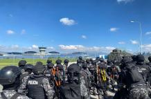Alrededor de 758 policías de grupos élite de la Policía Nacional acompañados de militares y tanquetas están a la espera de la orden