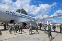 Militares de Ecuador subiendo a Ecuador