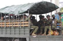 Un vehículo con soldados del ejército ecuatoriano patrulla cerca al Centro de Privación de Libertad Zonal No. 8 en Guayaquil (Ecuador)