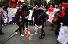 Un grupo de trabajadoras sexuales marchan en contra de la extorsión policial en Bolivia