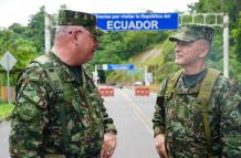 El ministro de Defensa colombiano, Iván Velásquez, junto con altos mandos de la fuerza pública en el puesto fronterizo con Ecuador de Mataj