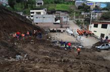 Rescatistas trabajan en la búsqueda de víctimas de un alud, en Alausí (Ecuador), en una fotografía de archivo.