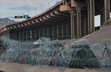 Vista de barricadas de alambre de púas, el 25 de enero de 2024 en el muro fronterizo desde Ciudad Juárez, Chihuahua (México)